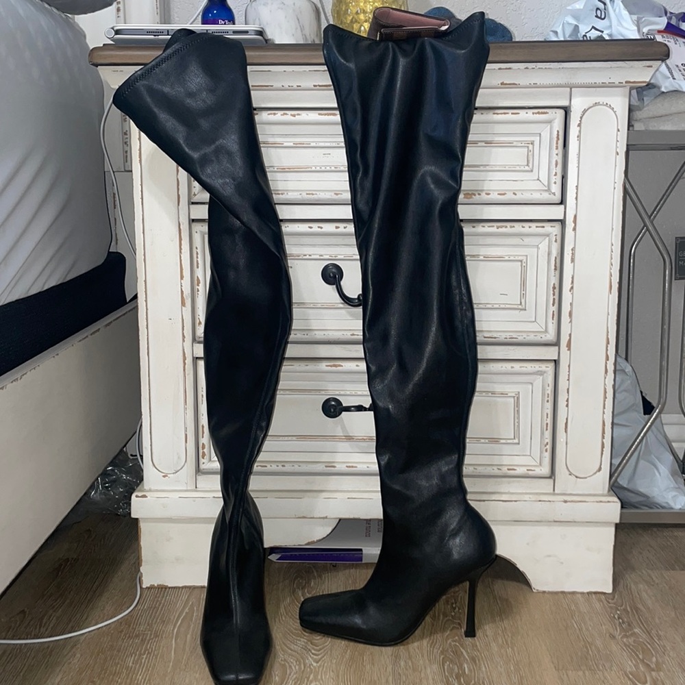 Tony Bianco thigh high boot, in perfect condition. Never worn, brand new